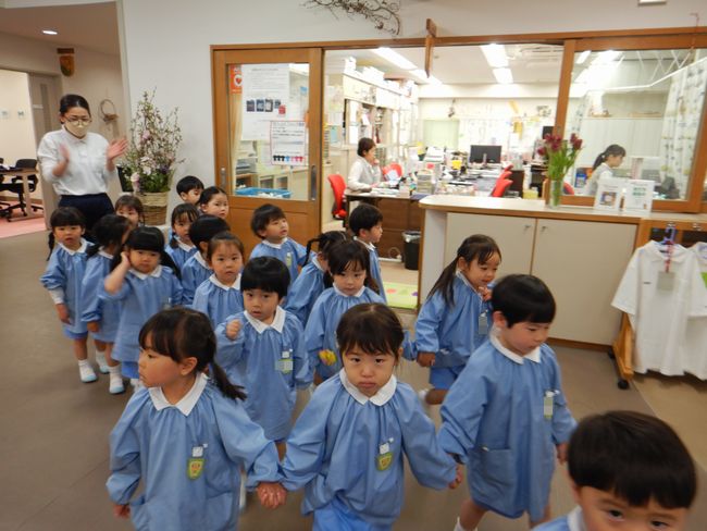 上手に並んで歩く年少組の子どもたち。