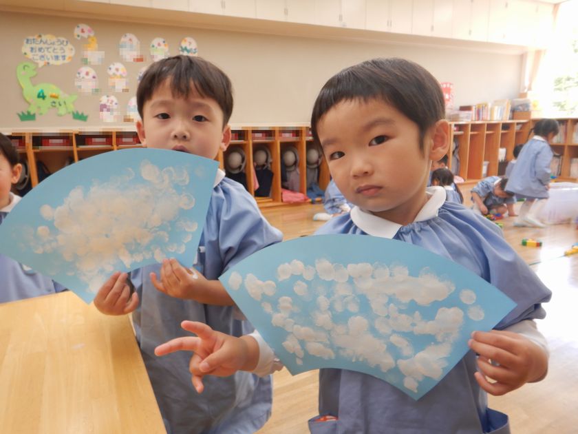 スタンピングをする子ども