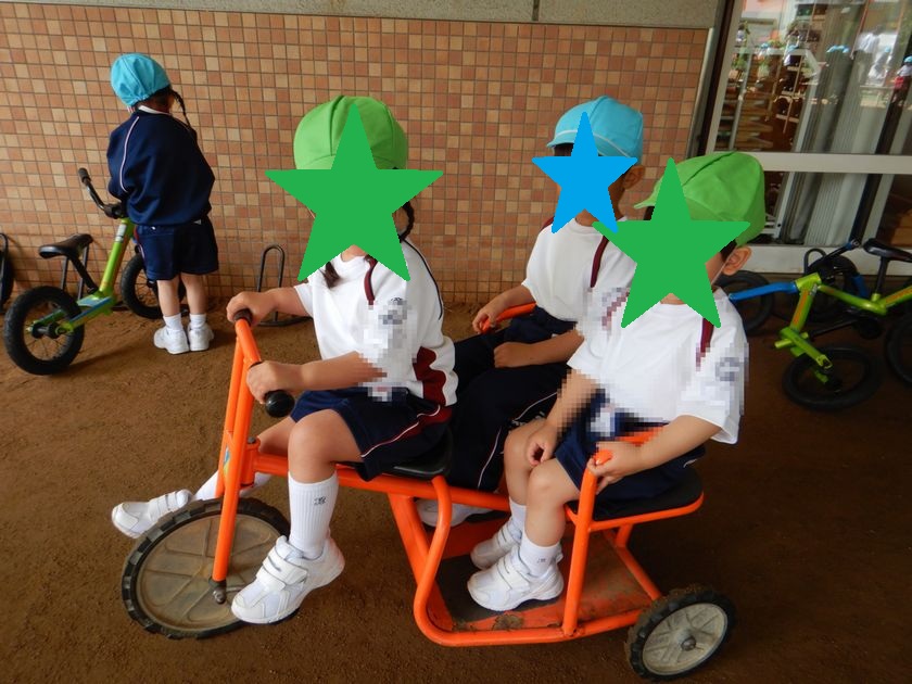お友達と一緒に自転車で遊んだよ