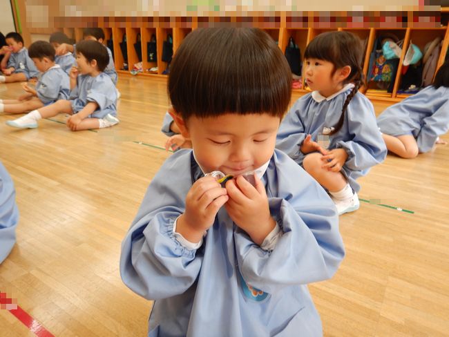 ゼリーを食べる年少児
