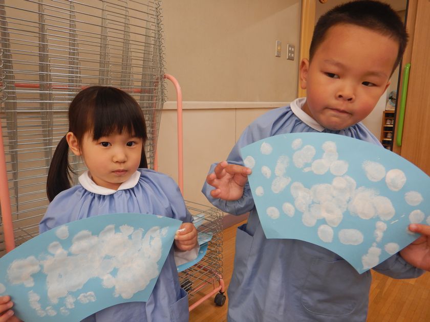 スタンピングをする子ども