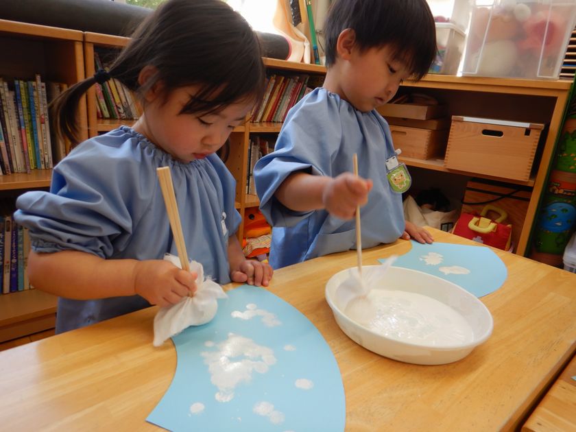 スタンピングをする子ども