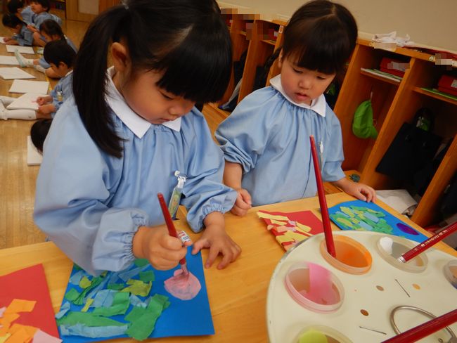 絵の具を使ってこいのぼり制作に取り組む年少児