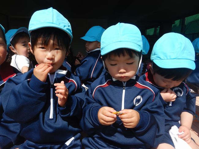 おやつを食べる子どもたち。