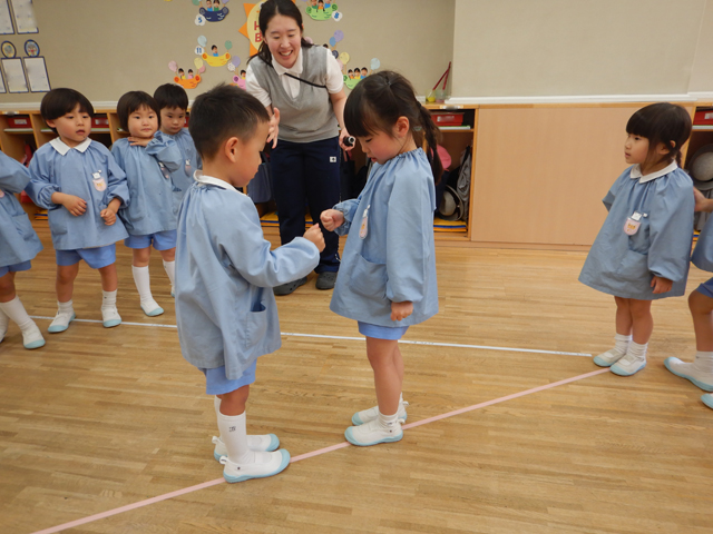 じゃんけんしている子ども
