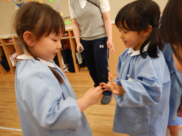 じゃんけんしてる子ども