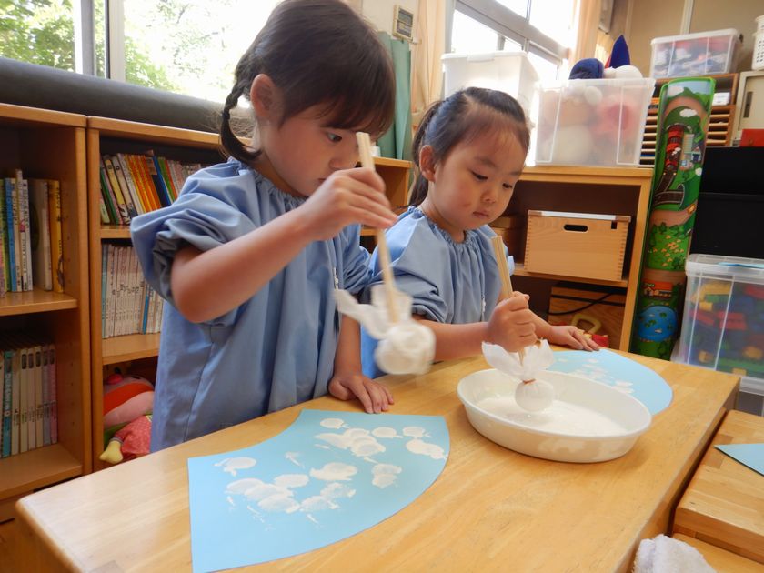 スタンピングをする子ども