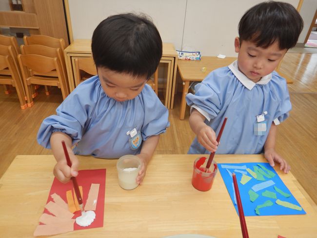絵の具を使ってこいのぼり制作に取り組む年少児