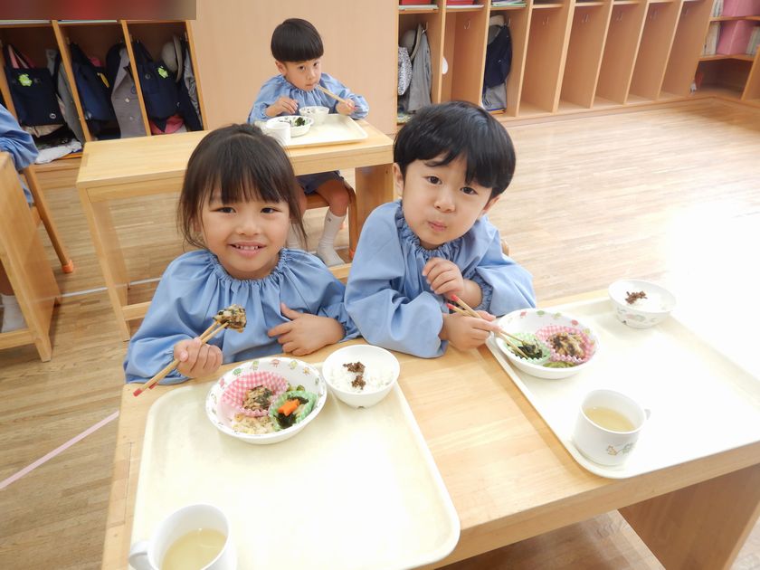 給食を食べる子どもたち