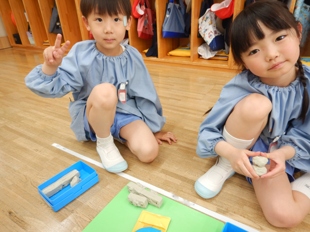 粘土遊びをしているところ