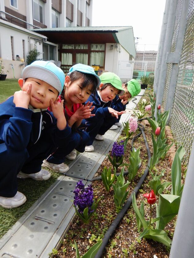咲いたお花を見て喜ぶ子ども達