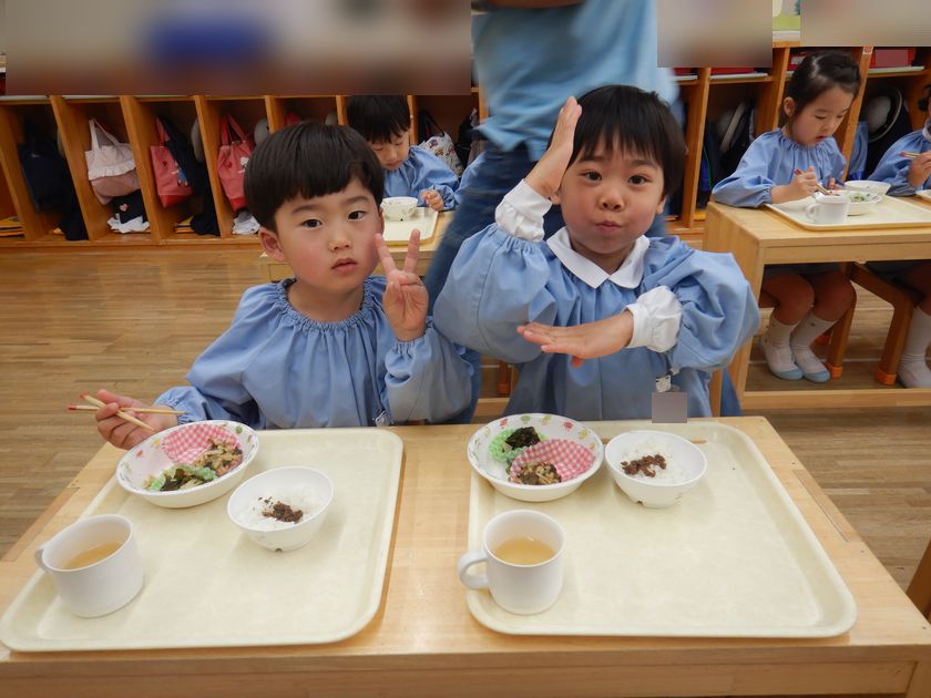 給食を食べる子ども達