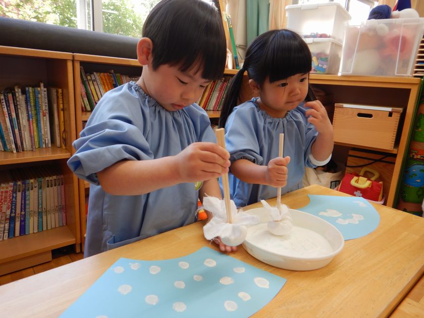 スタンピングをする子ども