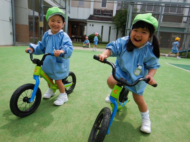 ストライダーで遊ぶ年少児