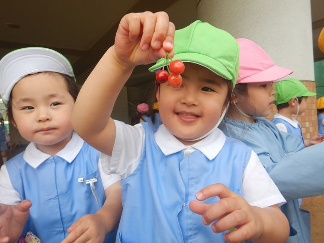 さくらんぼを食べる子ども