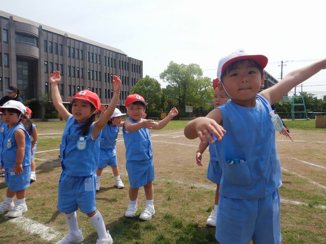 準備体操をする年少児