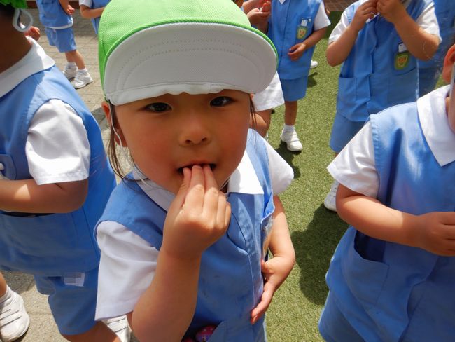 さくらんぼを食べる子ども