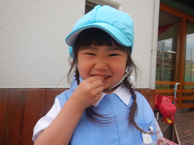 さくらんぼを食べる子ども