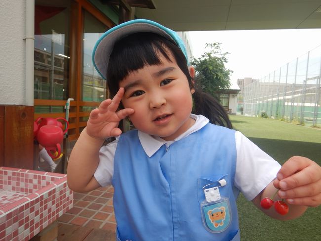 さくらんぼを食べる子ども