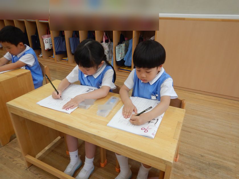 ひらがなの練習をする子ども