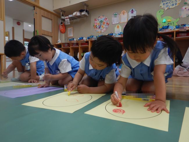 クレパス遊びにとりくむ年少児。