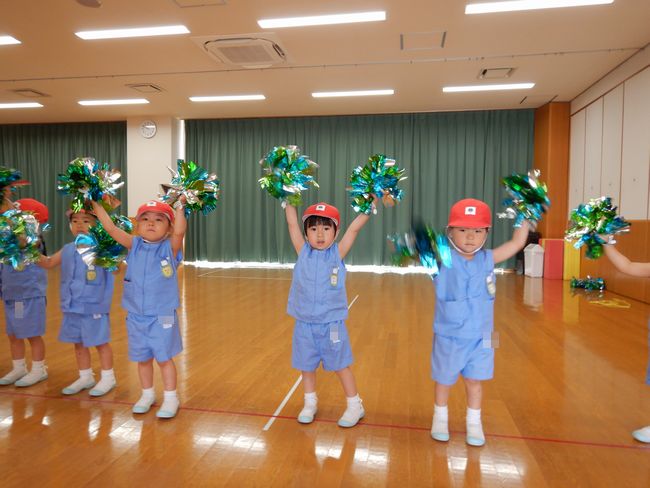 ポンポンを持ってダンスする年少児