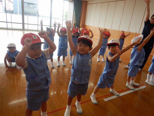 かけっこの練習をする年少組。