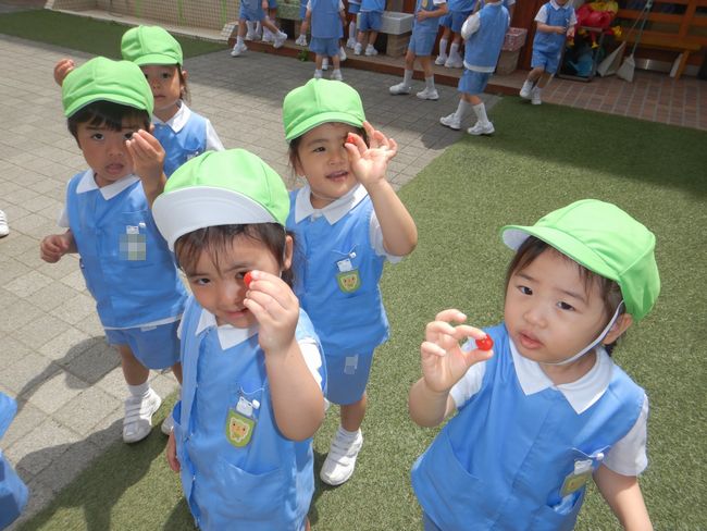 さくらんぼを食べる子ども