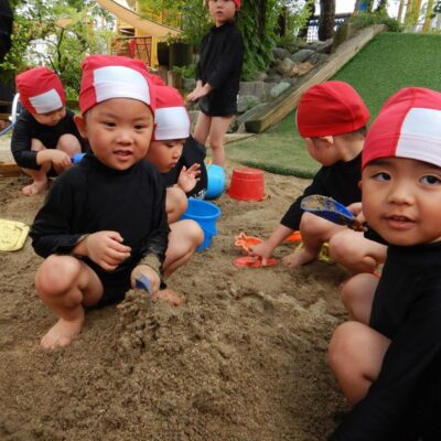 どろんこ遊びを楽しむ年少児