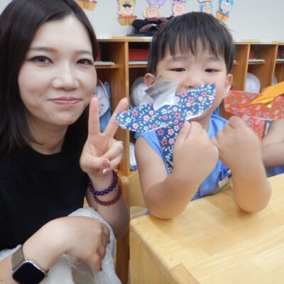 制作に取り組む年少児