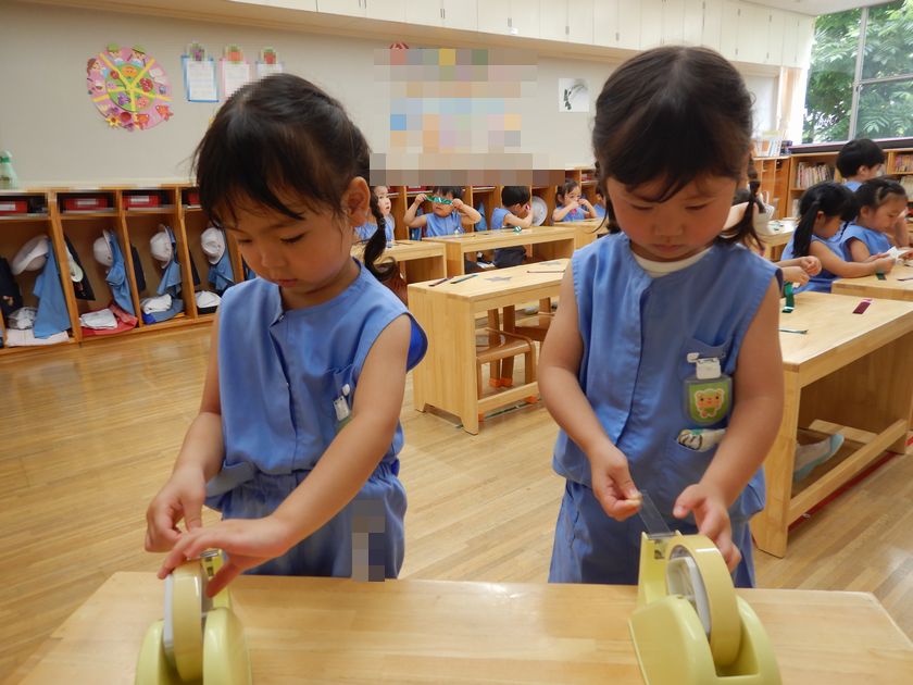 七夕制作をする年少組
