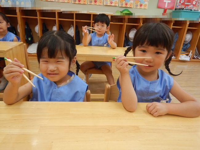お箸のお稽古に取り組む年少組