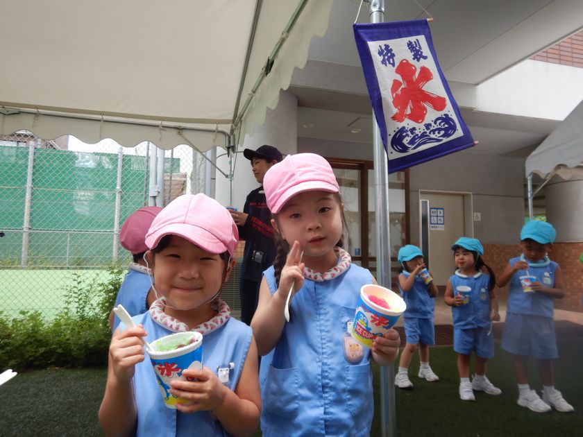 かき氷を食べる子ども