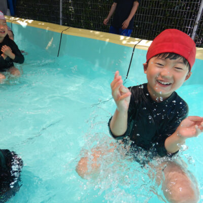水遊びをしている子ども