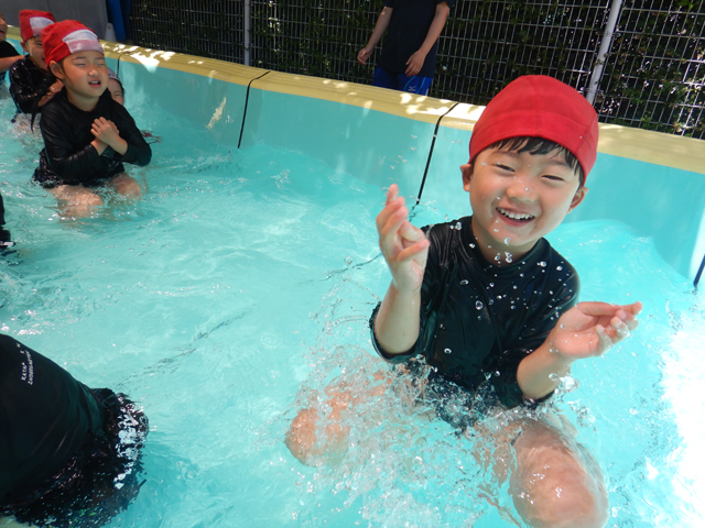 水遊びをしている子ども