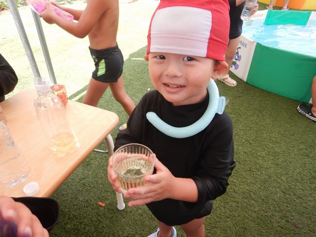色水あそびを楽しむ年少組