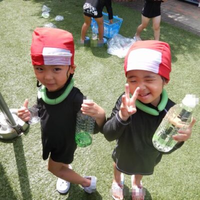 色水あそびを楽しむ年少組