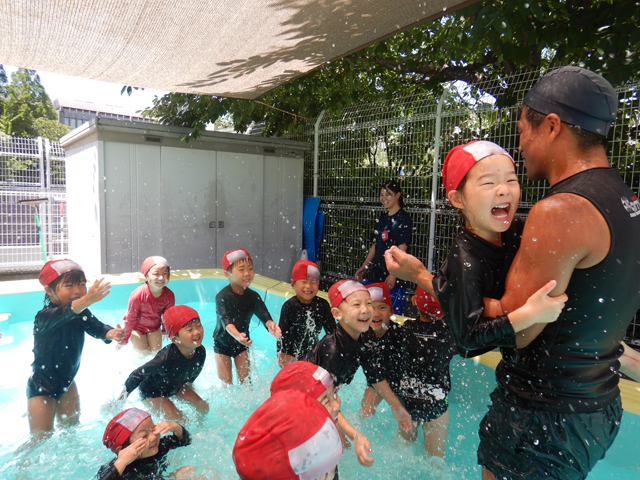 水遊びをしている子どもたち