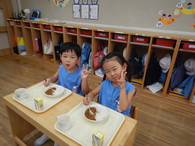 カレーをたべる子ども