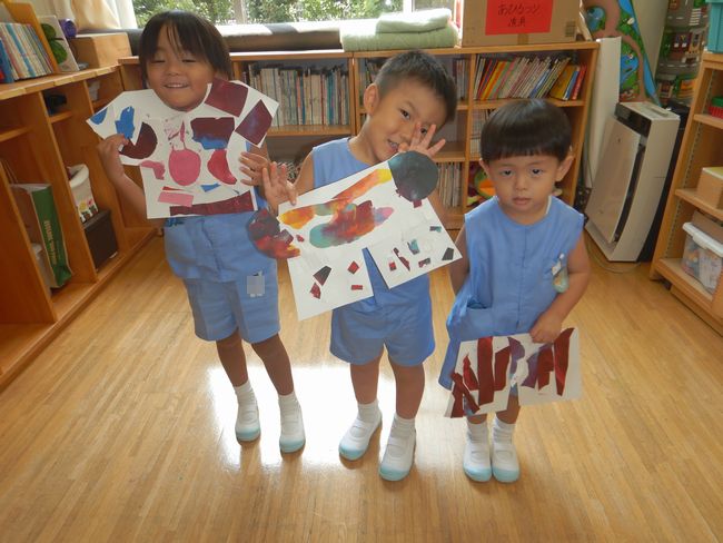 壁面制作を行う園児