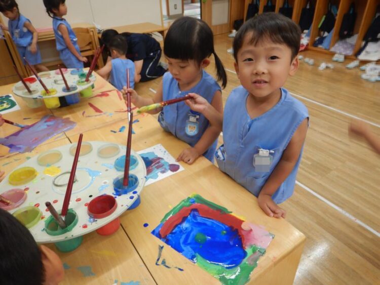 絵の具で絵を描く園児