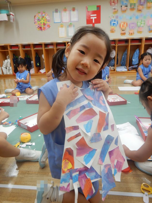 壁面制作を行う園児
