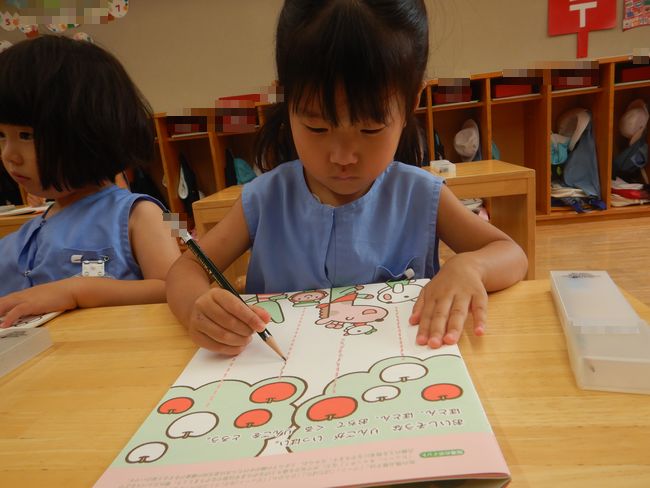 鉛筆で線を書くこども