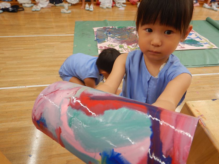 絵の具で絵を描く園児