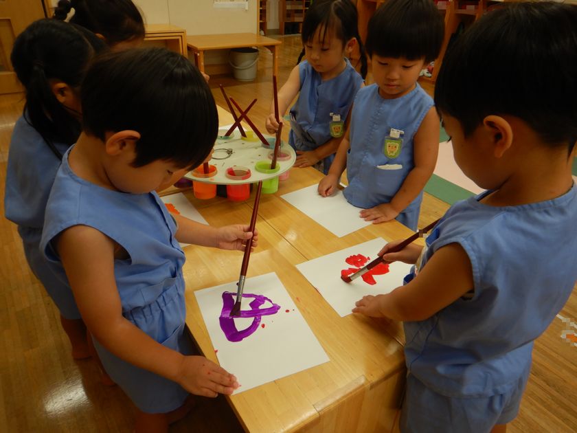 絵の具で絵を描く園児