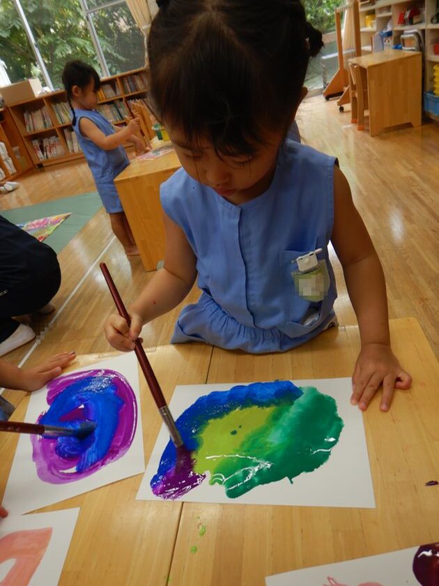 絵の具で絵を描く園児