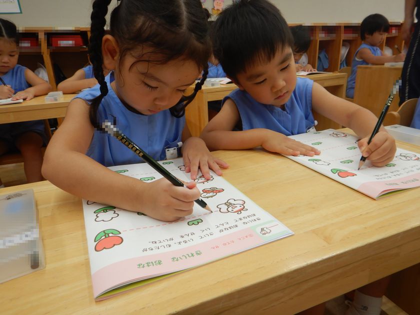 鉛筆で線を書くこども