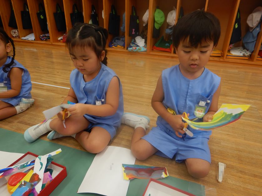 ハサミを使って壁面制作を行う園児