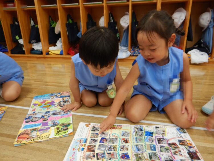 夏休みの思い出の写真を話す園児