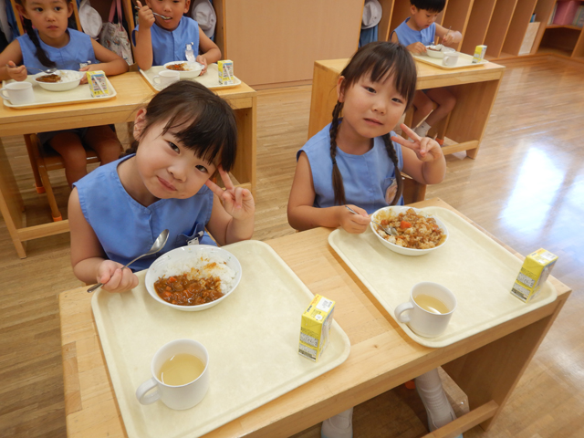 カレーを食べる子ども